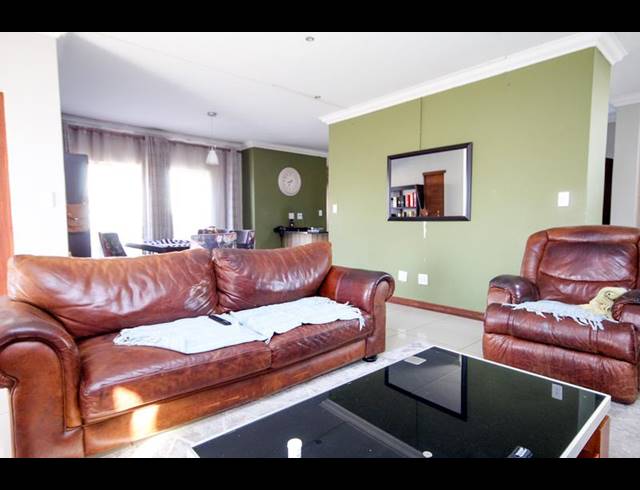 4 BEDROOM HOUSE FOR SALE IN THATCHFIELD